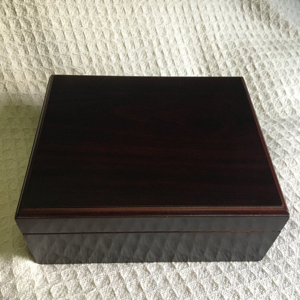 WOOD HUMIDOR, BY QUALITY IMPORTERS